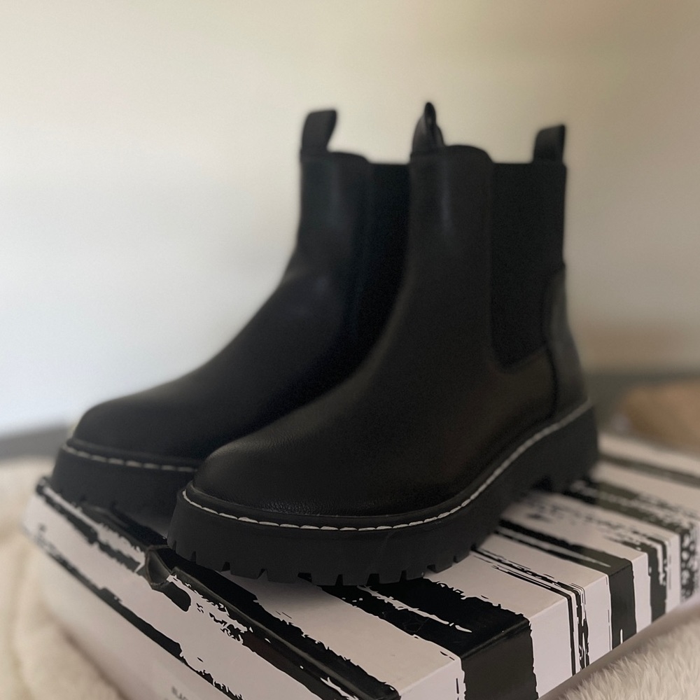 Black Leigha Chelsea Boot